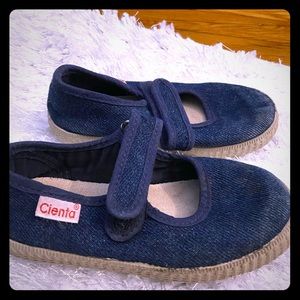 Cienta denim shoe for little girls.